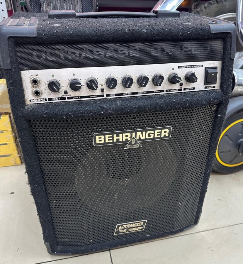 Комбоусилитель Behringer Ultrabass 1200