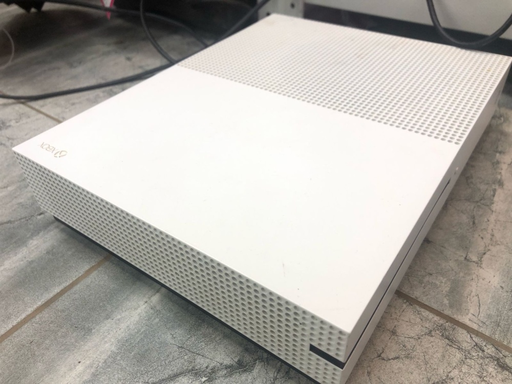 Игровая приставка XBOX ONE S 1tb