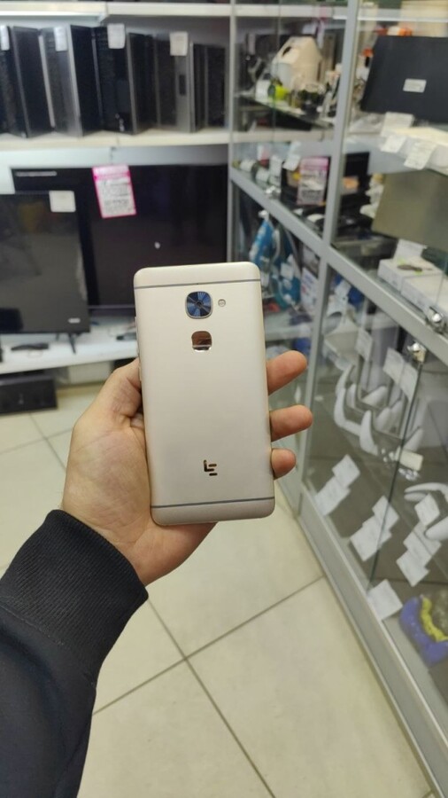 Мобильный телефон LeEco